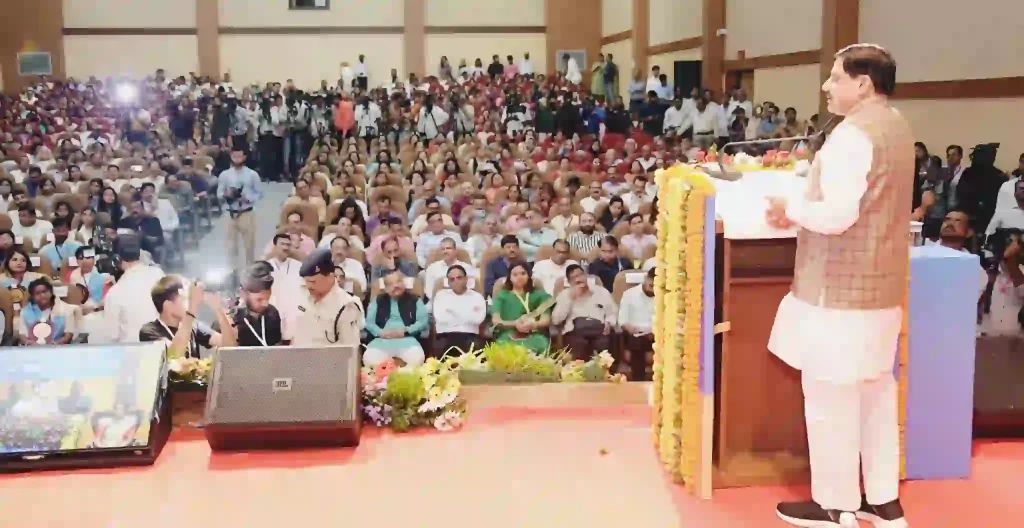 शिक्षक सम्मान समारोह को संबोधित करते सीएम