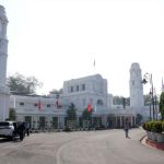 दिल्ली विधानसभा के गेट तोड़कर घुसी अज्ञात कार, स्पीकर के कमरे के बाहर गुलदस्ता छोड़कर फरार