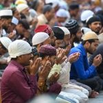 सड़क पर नमाज को लेकर बढ़ा विवाद, मौलाना साजिद रशीदी की ‘थूक-पेशाब’ वाली दलील चर्चा में