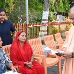 जनता दर्शन में सीएम योगी ने सुनीं समस्याएं, इलाज के लिए देंगे आर्थिक मदद