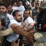 लखनऊ में वकीलों पर लाठीचार्ज, अवैध चैंबर हटाने के दौरान मचा हंगामा