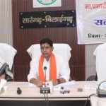 अधिकारी-कर्मचारी जिम्मेदारी से काम करें, हर जरूरतमंद तक पहुँचे सरकारी योजनाएँ’ – मंत्री  टंक राम वर्मा