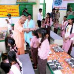 मुख्यमंत्री ने अपने हाथों से बच्चों को परोसा भोजन