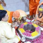 मुख्यमंत्री योगी ने श्री दूधेश्वरनाथ महादेव मठ मंदिर में किया जलाभिषेक, प्रदेश में सुख-समृद्धि एवं लोकमंगल की कामना की