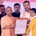 मुख्यमंत्री ने दो महिलाओं को आंगनबाड़ी सहायिका पद के लिए दिए नियुक्ति पत्र