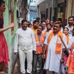 76 दिवसीय वार्ड प्रवास में जनता के बीच पहुंच रहे विधायक डॉ. नीलकंठ तिवारी, सुन रहे समस्याएं, करा रहे समाधान