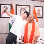 जापानी Gen-Z संग सेल्फी में दिखा नया अंदाज, प्रोटोकॉल से परे योगी की सादगी