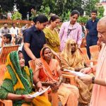 बारिश के बीच CM योगी का जनता दर्शन, करीब 200 फरियादियों की सुनी समस्याएं