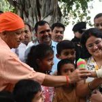 जन्माष्टमी के बाद बच्चों से मिले CM योगी, चॉकलेट-खिलौने पाकर खिल उठे मासूमों के चेहरे