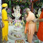 श्रीकृष्ण जन्माष्टमी पर जन्मभूमि पहुंचे सीएम योगी, चांदी से सजे गर्भगृह में किए ‘लाला’ के दर्शन