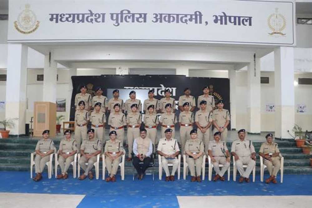 POLICE 05.jpg