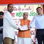 योगी सरकार की पहल से सरकारी अस्पतालों में बढ़ेगी यूपी के बुनकरों के उत्पादों की पहुंच